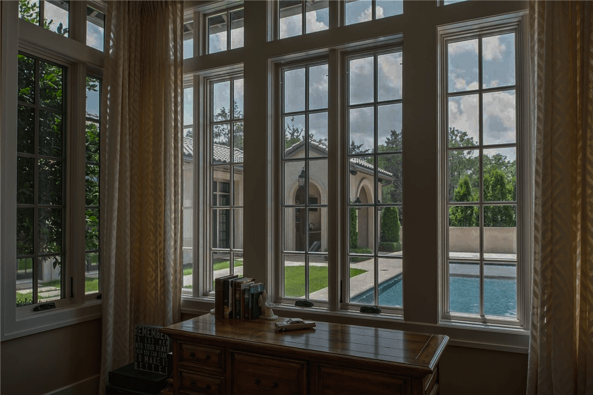 imgi_49_large_marvin_windows_in_office_eabt3ic7grnwg9i06zn1q 1.png